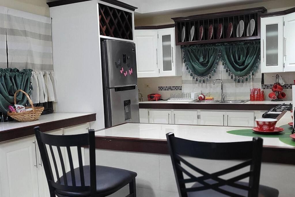 Villa Travelholics Getaways Piarco Exterior foto