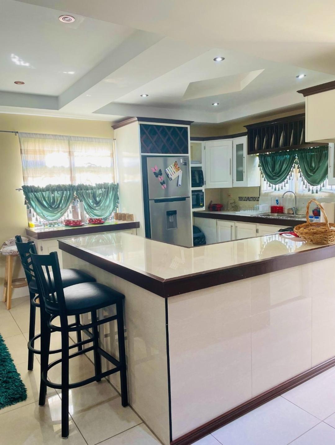 Villa Travelholics Getaways Piarco Exterior foto