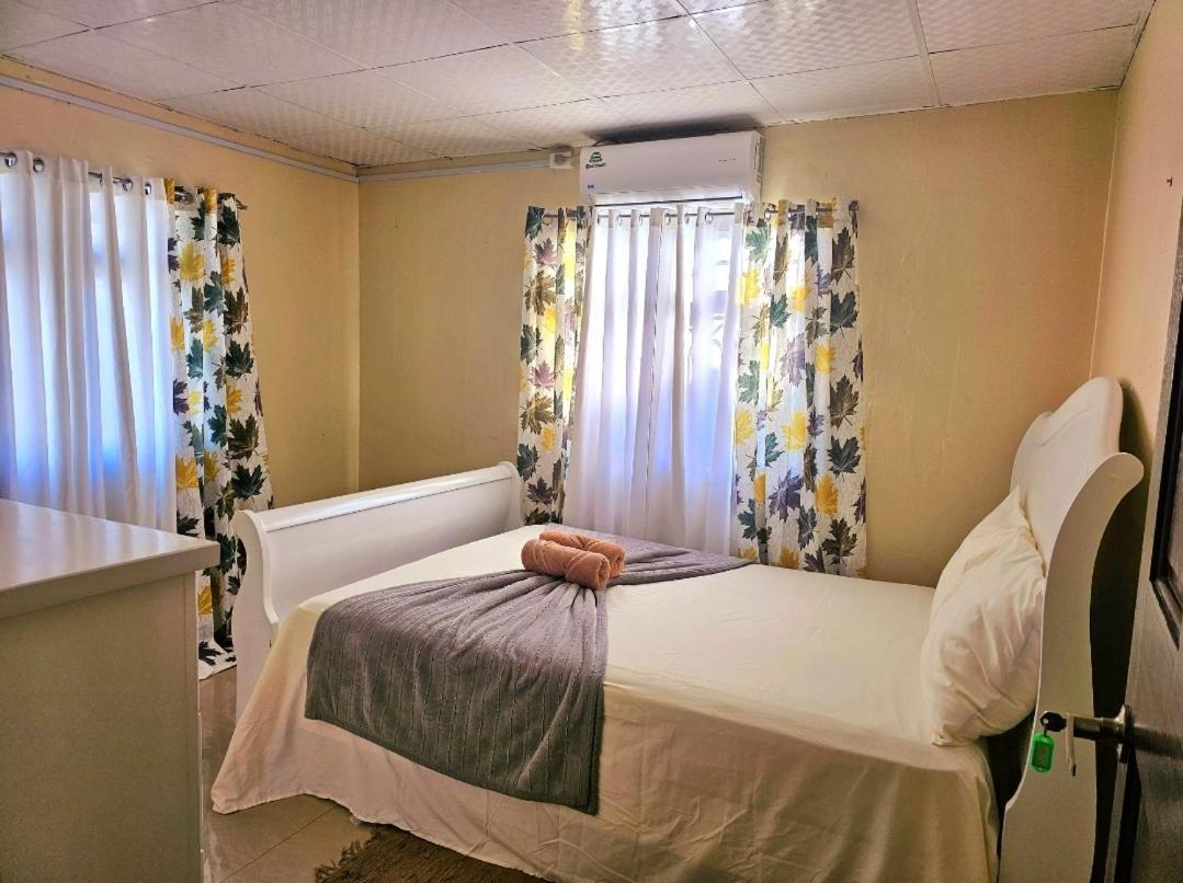 Villa Travelholics Getaways Piarco Exterior foto
